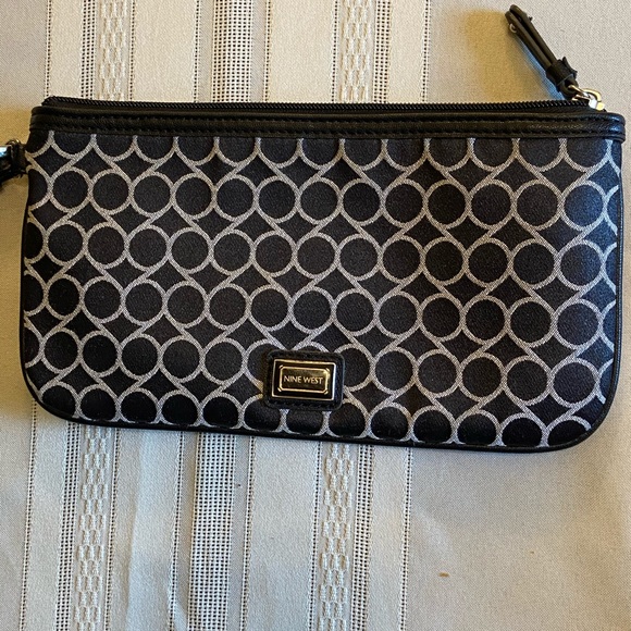 Nine West navy blue n white geometric wristlet - Picture 13 of 13